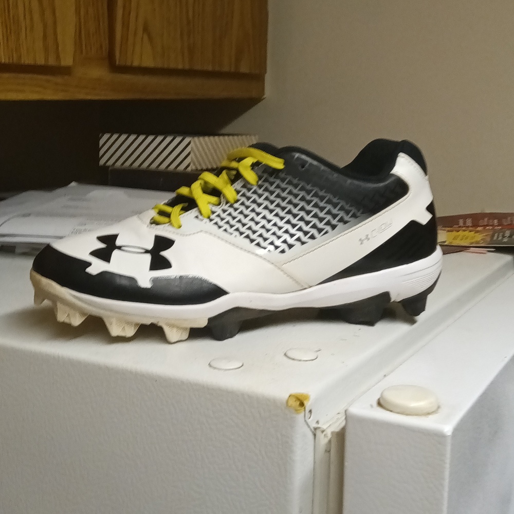 Women's size 8 under armour C low athletic cleats.